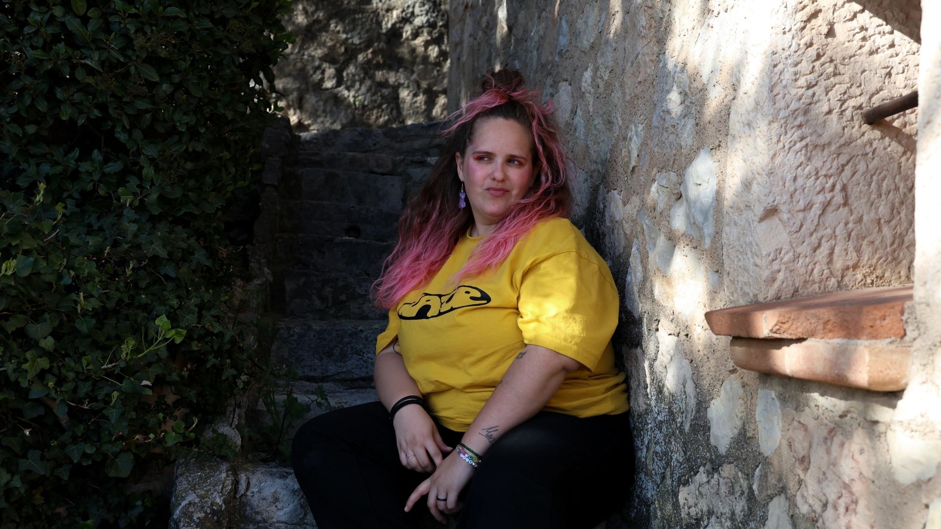 Foto de una chica joven sonriente con el pelo rosa